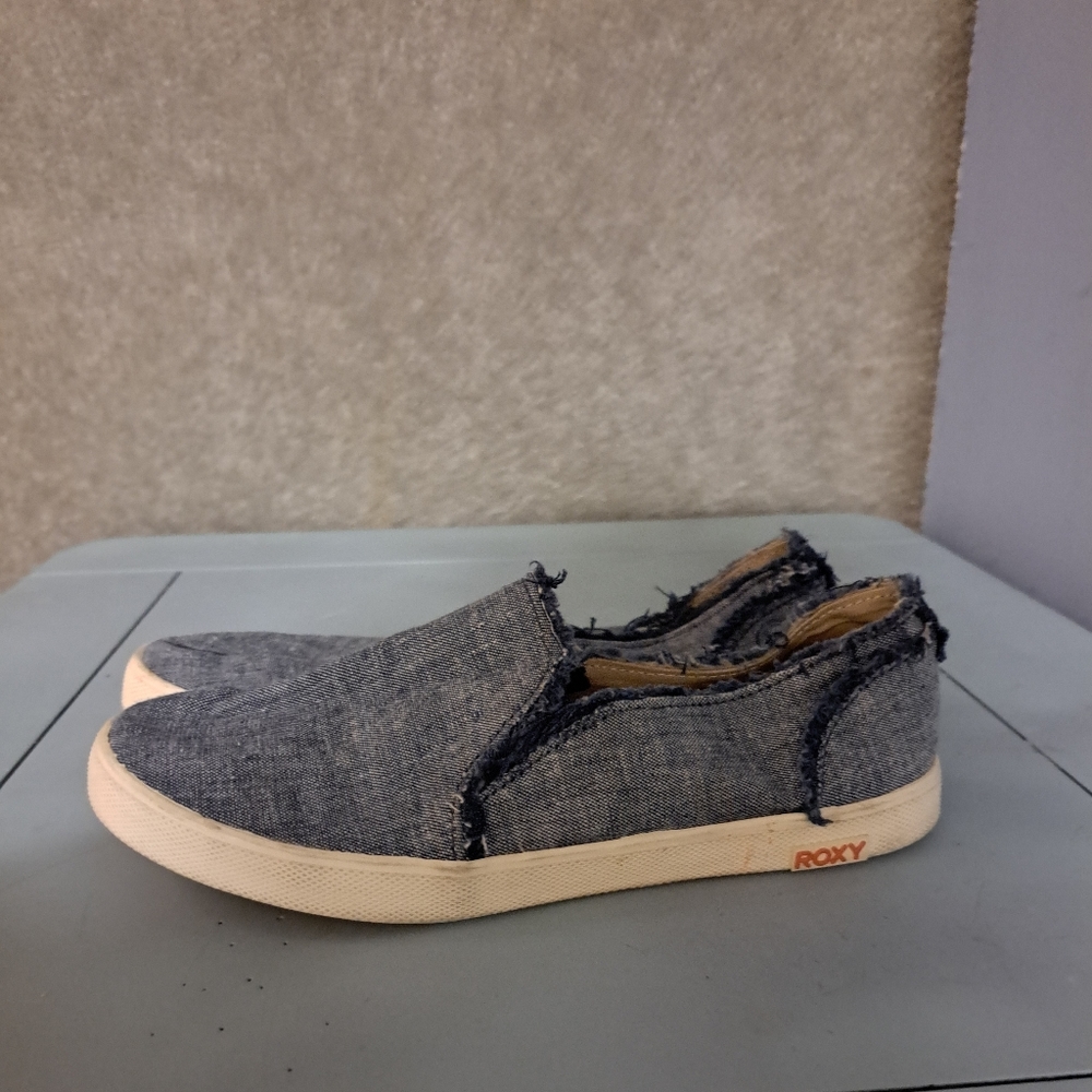 Womans Size 8 ROXY shoes